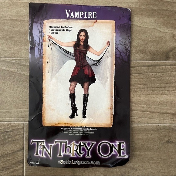 Vampire Costume - Picture 3 of 4